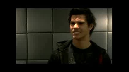 Twilights Taylor Lautner Rocks Out.
