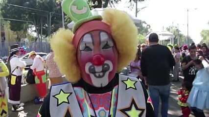 Улиците на Мексико Сити се изпълниха със стотици клоуни (ВИДЕО)