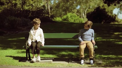 Бедно дете сяда на пейка до богато момче. Виж какво се случва