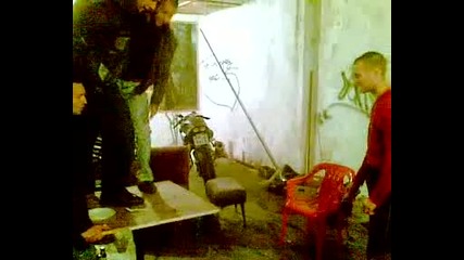 опит за трошене на маса