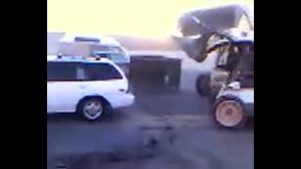 Bobcat се гаври с автомобил