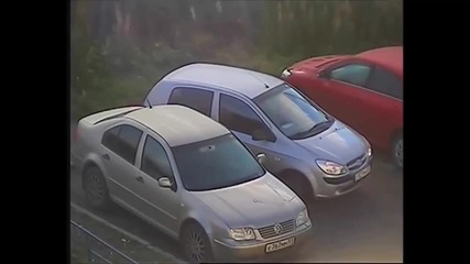 Жена шофьор прави страхотно излизане от паркинг