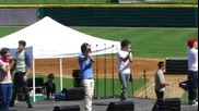 One Direction - Изпълняват What Makes You Beautiful на живо на Dr Pepper Ballpark - Далас