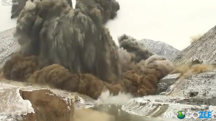 Взривяване на планина в Непал