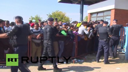 Croatia: Police let refugees enter Opatovac centre in small groups
