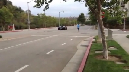 Мъж хвърля камък по Lamborghini Aventador