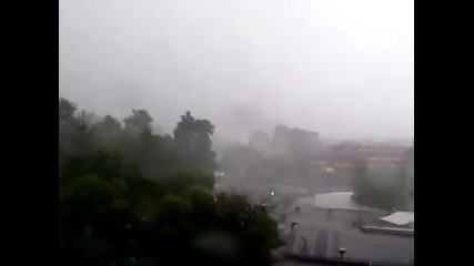 Мощна гръмотевична буря вилнее във Варна