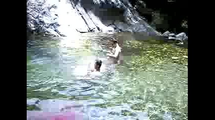 Cecko skacha v mno studena voda 