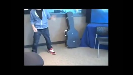 Justin Bieber танцува сексииииии 