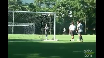 роналдиньо вкарва почти невъзможни голове 