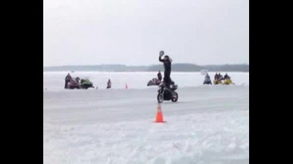 лудак кара върху мотора ,на снега