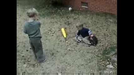 Дете удря брат си с бухалака по главата ! 
