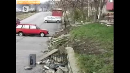 Каменна стена се срути и затрупа пет коли в Благоевград 