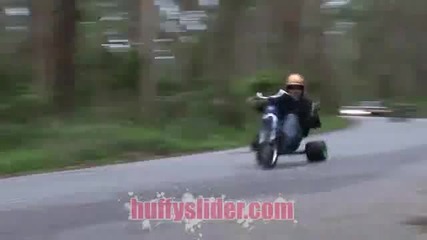 Дрифт с триколки по хълма 
