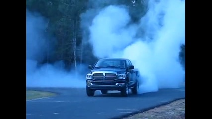 наи лудия dodge ram 1500 burnout :)