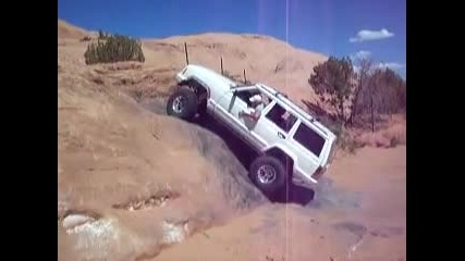 Jeep Cherokee succesfully climbing Dump Bump in Moab