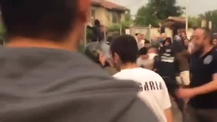 Разгневени хора нахлуха в ромската махала в „Орландовци”, има ранени