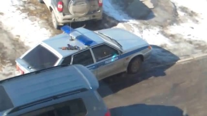 Полицай си забравил автомата на покрива на кола