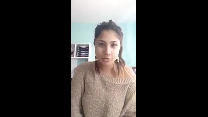 Момиче се представя пред уеб камера