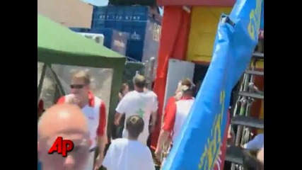Миналогодишния Шампион по надяждане с hotdog беше изхвърлен защото е нахлул на състезанието 