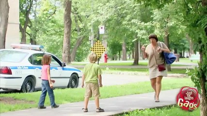 Полицай зимат близалките на деца (скрита камера) (hq)