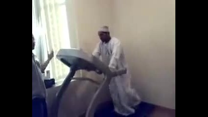 Arab Man on Treadmill Very funny .. ххаха 