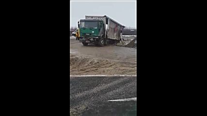 Камион, пълен с кокошки, е излязъл от платното по пътя Шумен-Разград