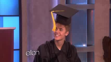 Джъстин се дипломира в шоуто на Елън и подари шапката си на едно от момичетата в публиката