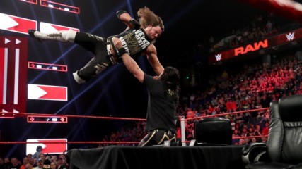 AJ Styles y Seth Rollins intercambian golpes en la firma de contrato: En Español, 2 de Mayo, 2019