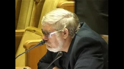 Депутат Си Играе С Микрофон