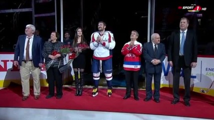 Малка церемония за поредното постижение на големия Овечкин