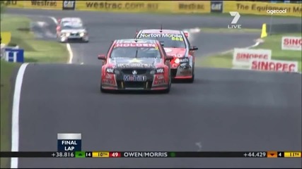 Яка гонка между двама пилоти в състезанието V8 Supercars Flashback