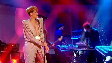 Rihanna - Russian Roulette( Live at Friday Night With Jonathan Ross) 