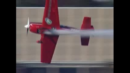 Aerobatics - Svetlana Kapanina vs Peter Besenyei 