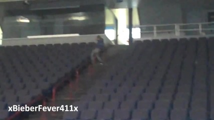 Justin Bieber Club Cant Even Handle His Sexy Moves 
