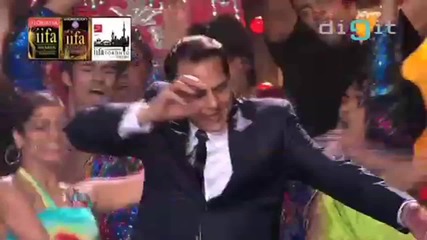 Shah Rukh Khan Presents Dharmendra With Lifetime Achievement Award