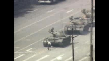 Много опасна ситуациа - човек застава пред танк