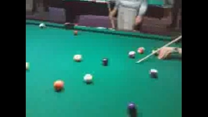 2 - ма аматьори играят билярд