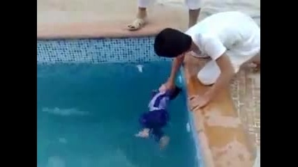 Арабин учи детето си да плува 
