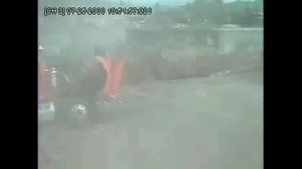 Влак засича Камион (грозна гледка)