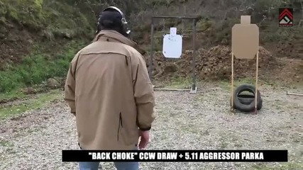 Стрелец инструктор в надпревара със секундите ,показва бърза и точна стрелба с огнестрелно оръжие!