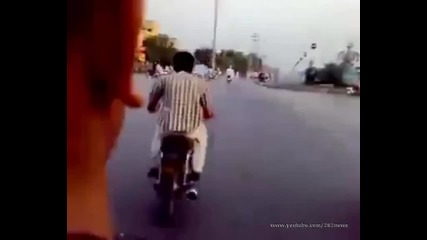 Така се кара мотор в Индия