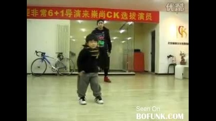 Хип - хоп танц от едва проходило дете 