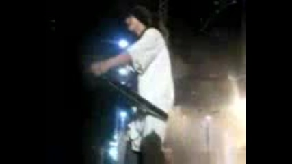Tom fuck his guitar. 