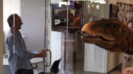 Шега с динозавър на работното място.