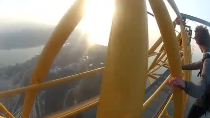 Безстрашни момчета се качват на върха на най-високият мост в Русия