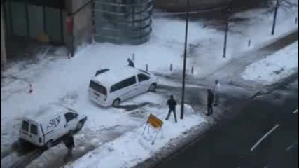 Страхотно изсипване на сняг от сграда 