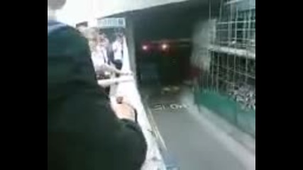 Момче скача от мост върху автобус, смях!!