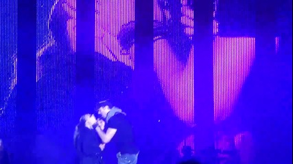 Енрике Иглесиас целува нашо момиче. 