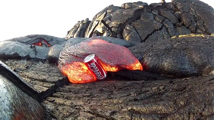 Гореща лава разтапя кутийка от Coca Cola